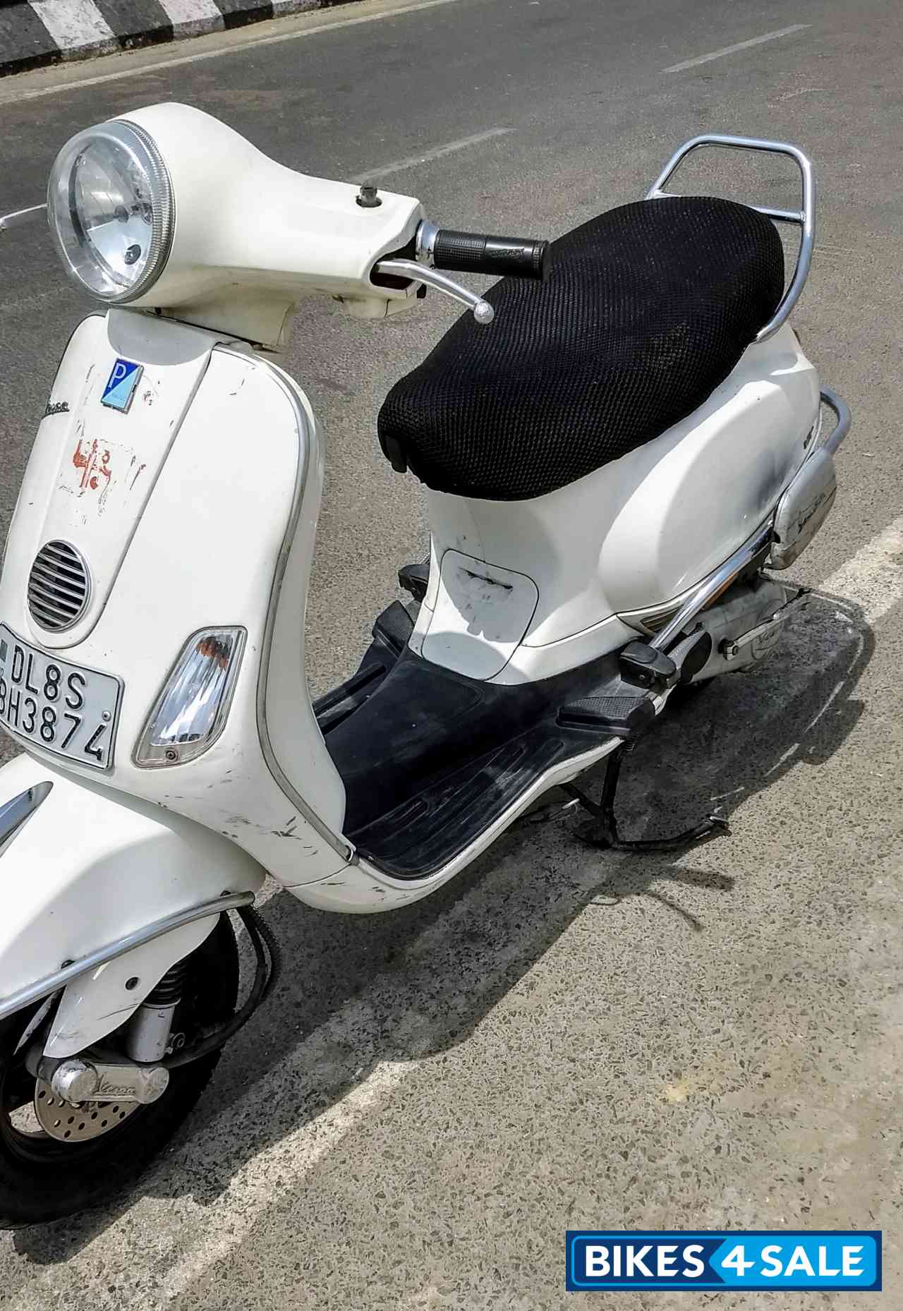 White Vespa VX 125