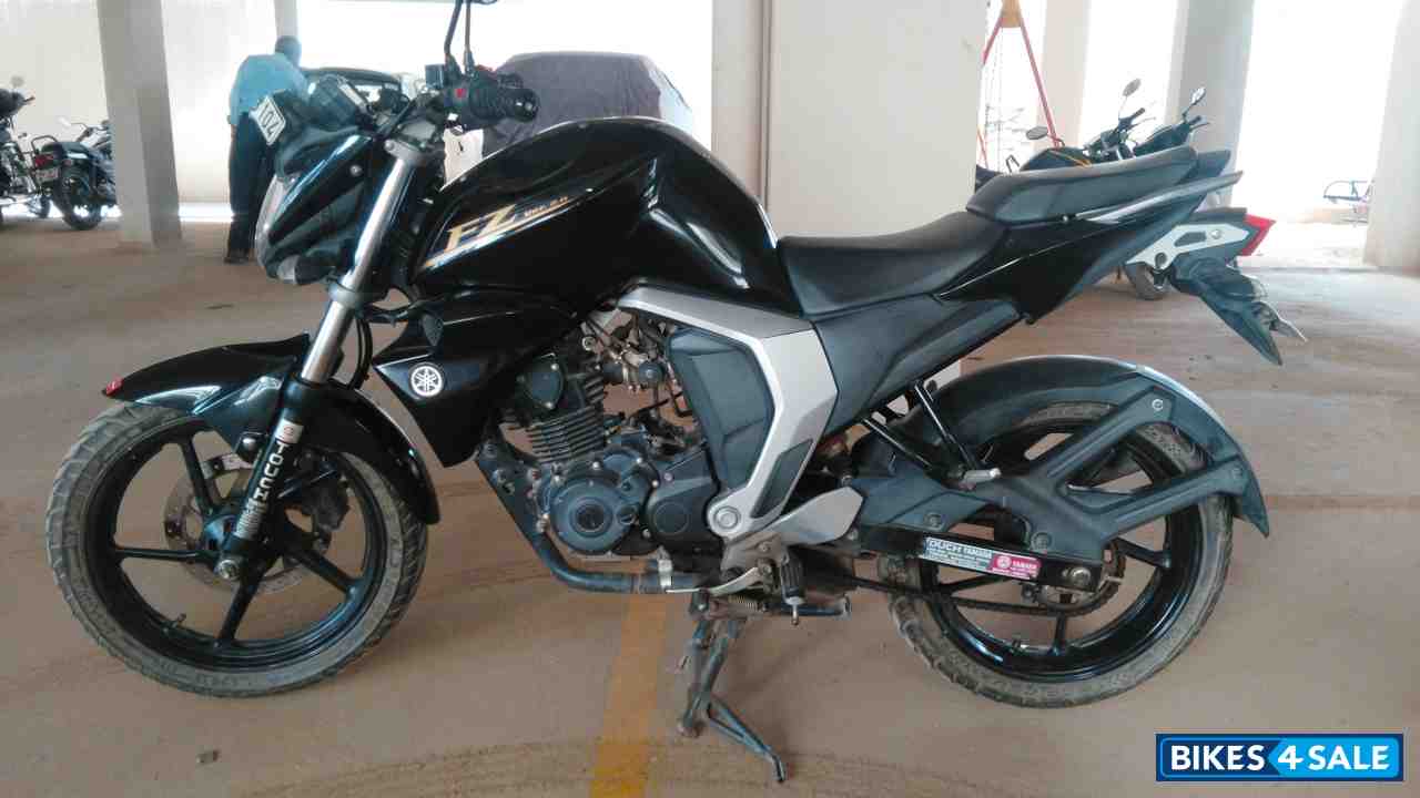 Black Yamaha FZ FI V2