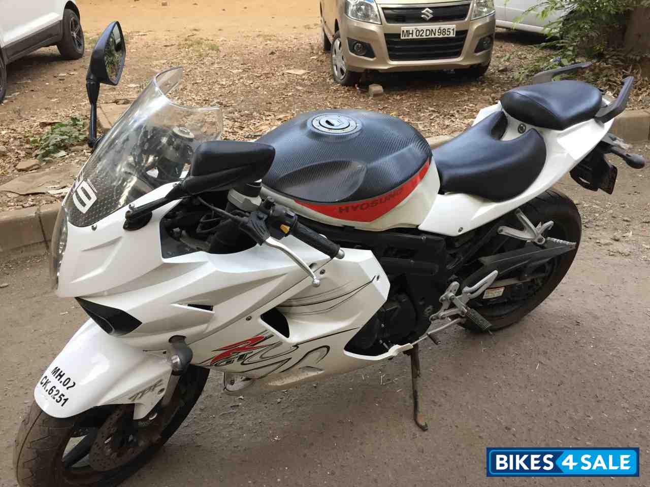 White Hyosung GT650R White Hyosung GT650R