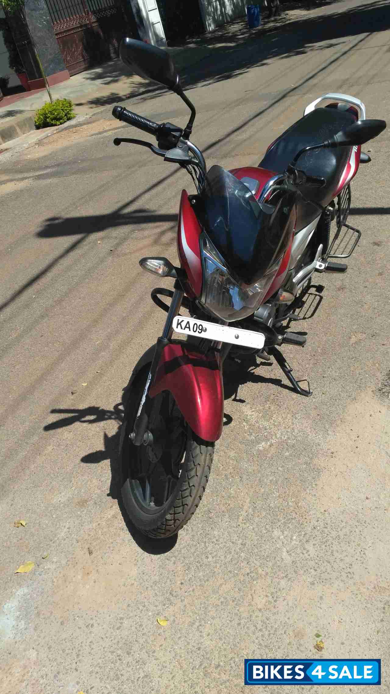 Red Bajaj Discover 100T