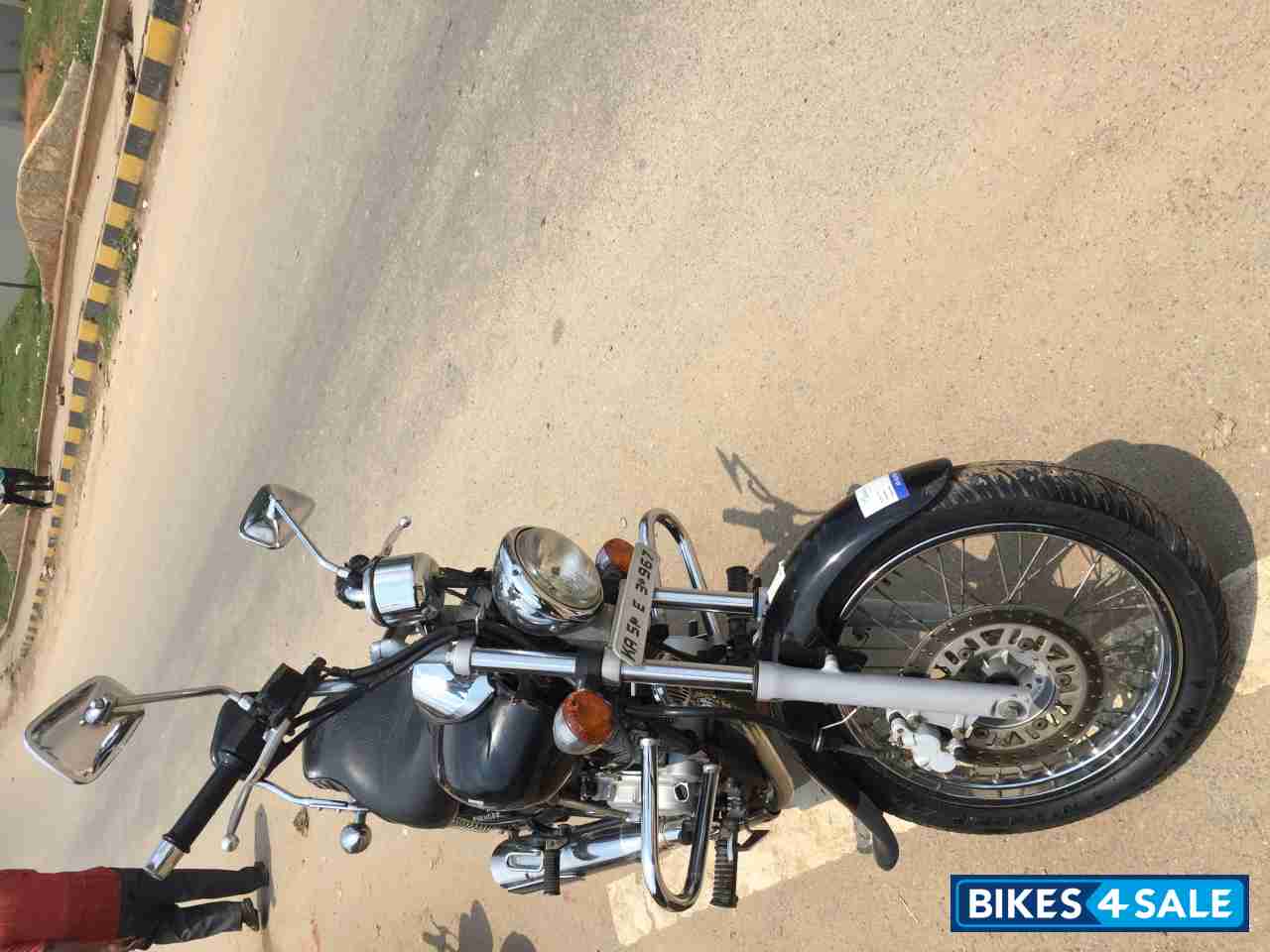 Black Bajaj Avenger 180 DTS-i