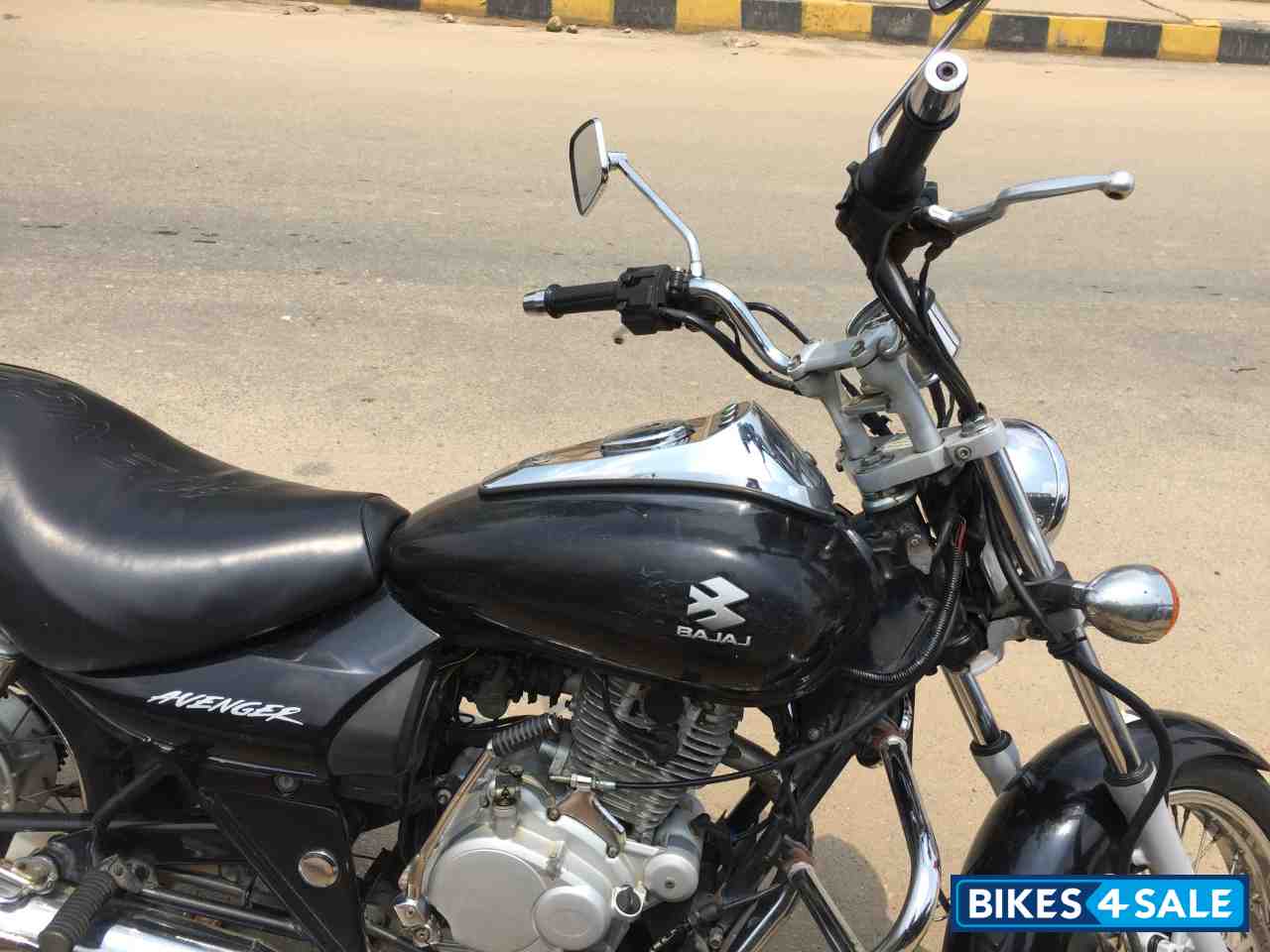 Black Bajaj Avenger 180 DTS-i