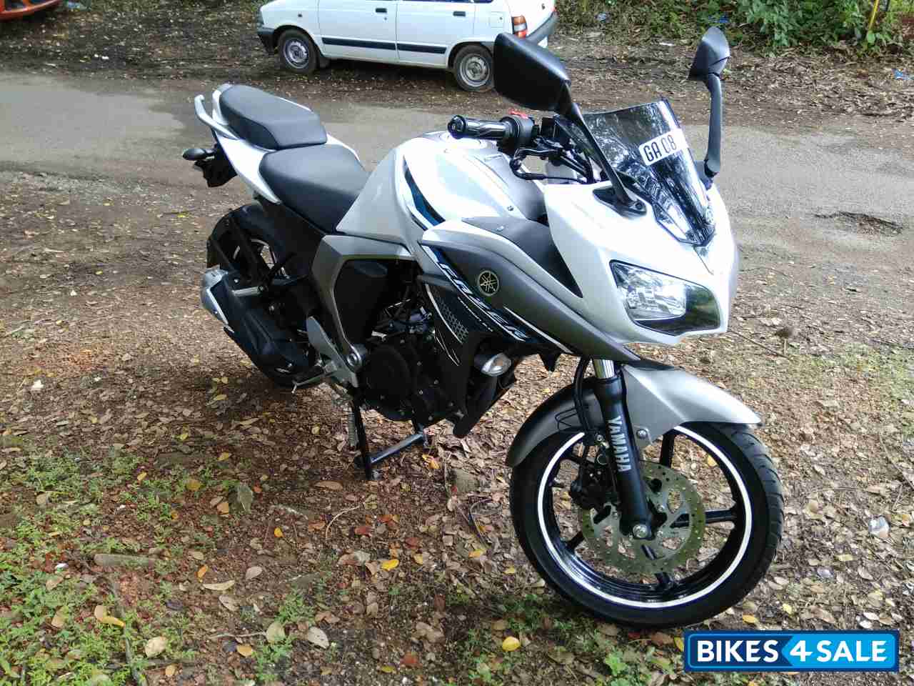 White Yamaha Fazer FI V2