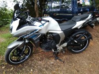 White Yamaha Fazer FI V2