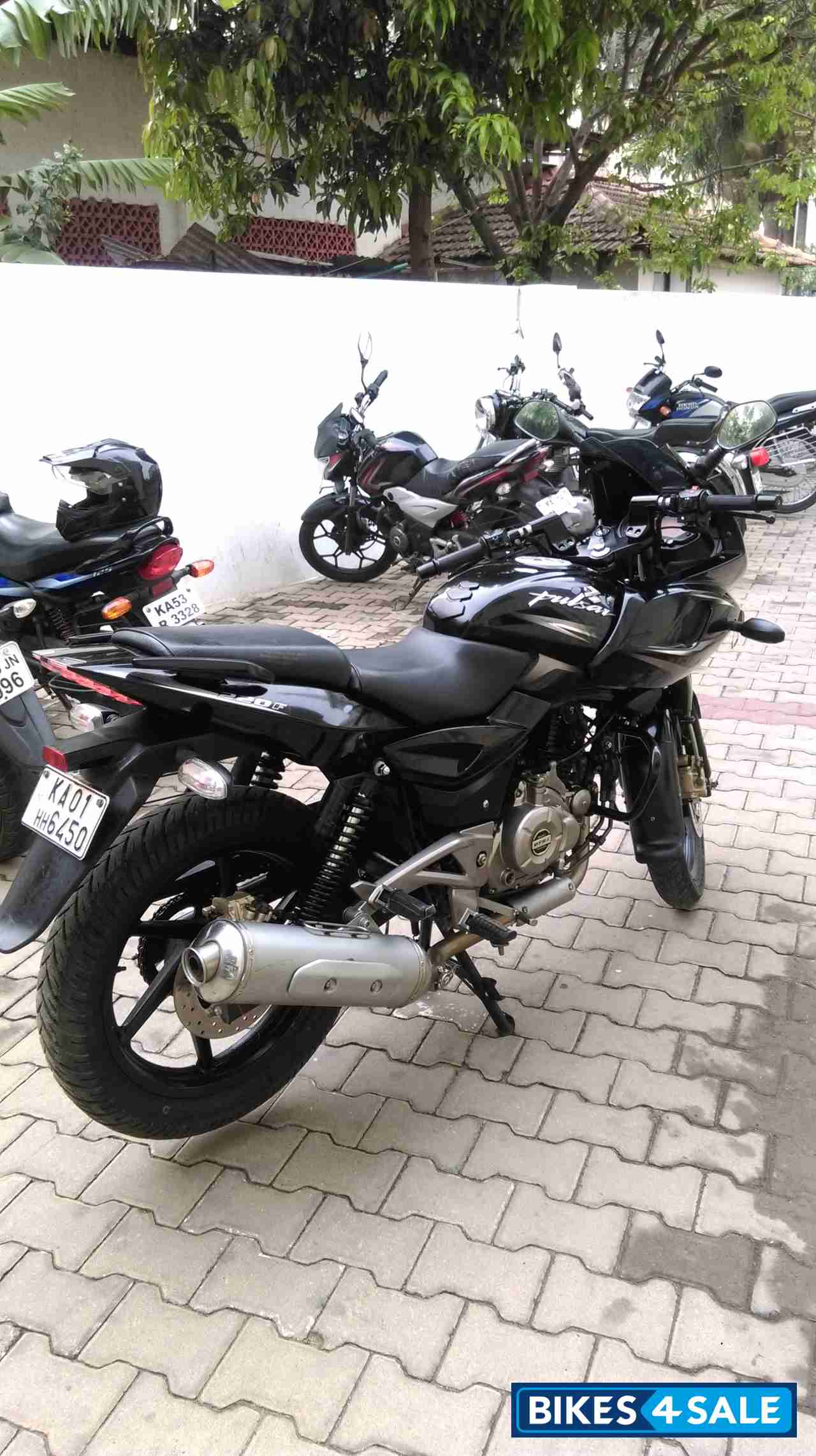 Black Bajaj Pulsar 220F