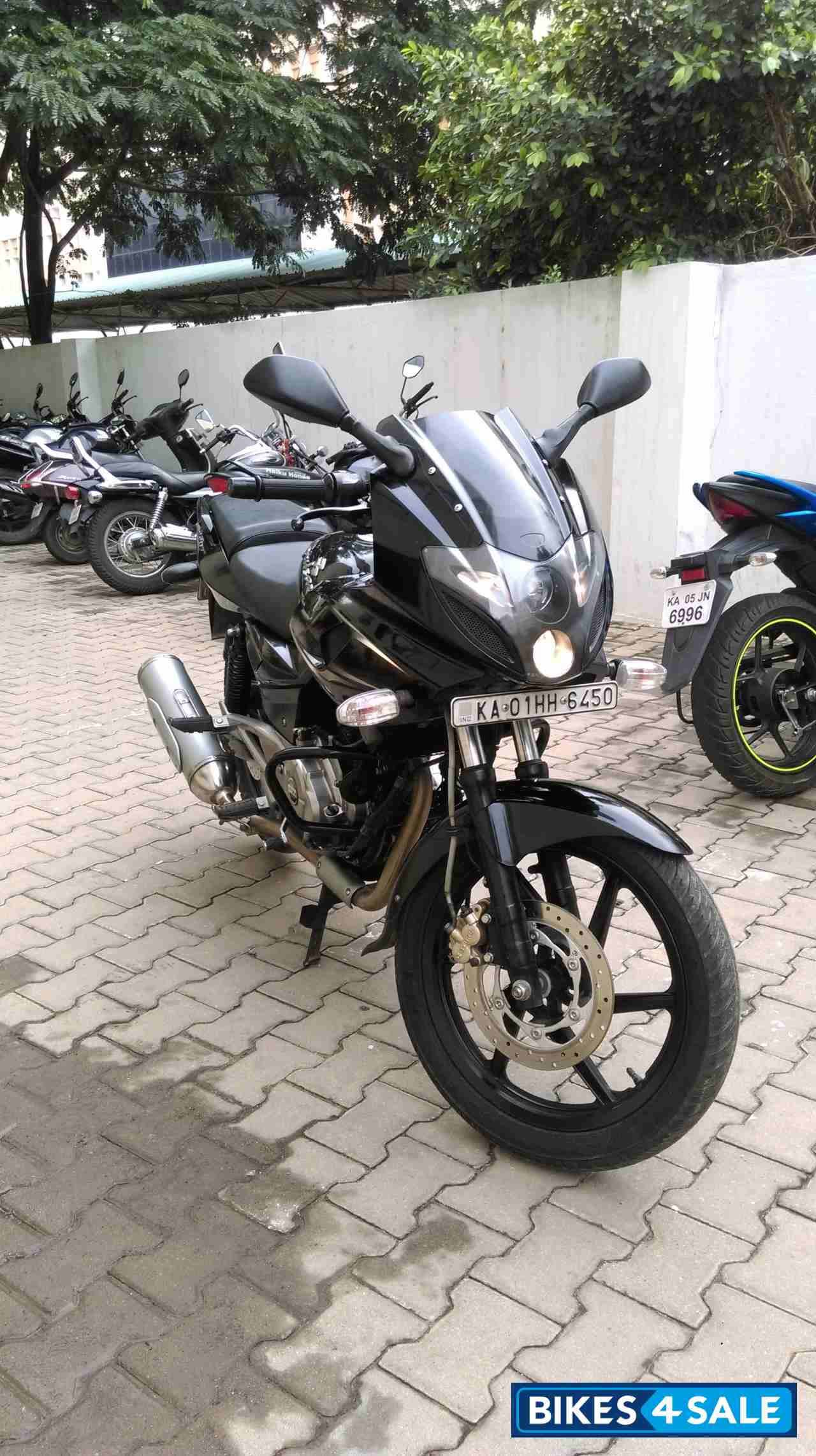 Black Bajaj Pulsar 220F