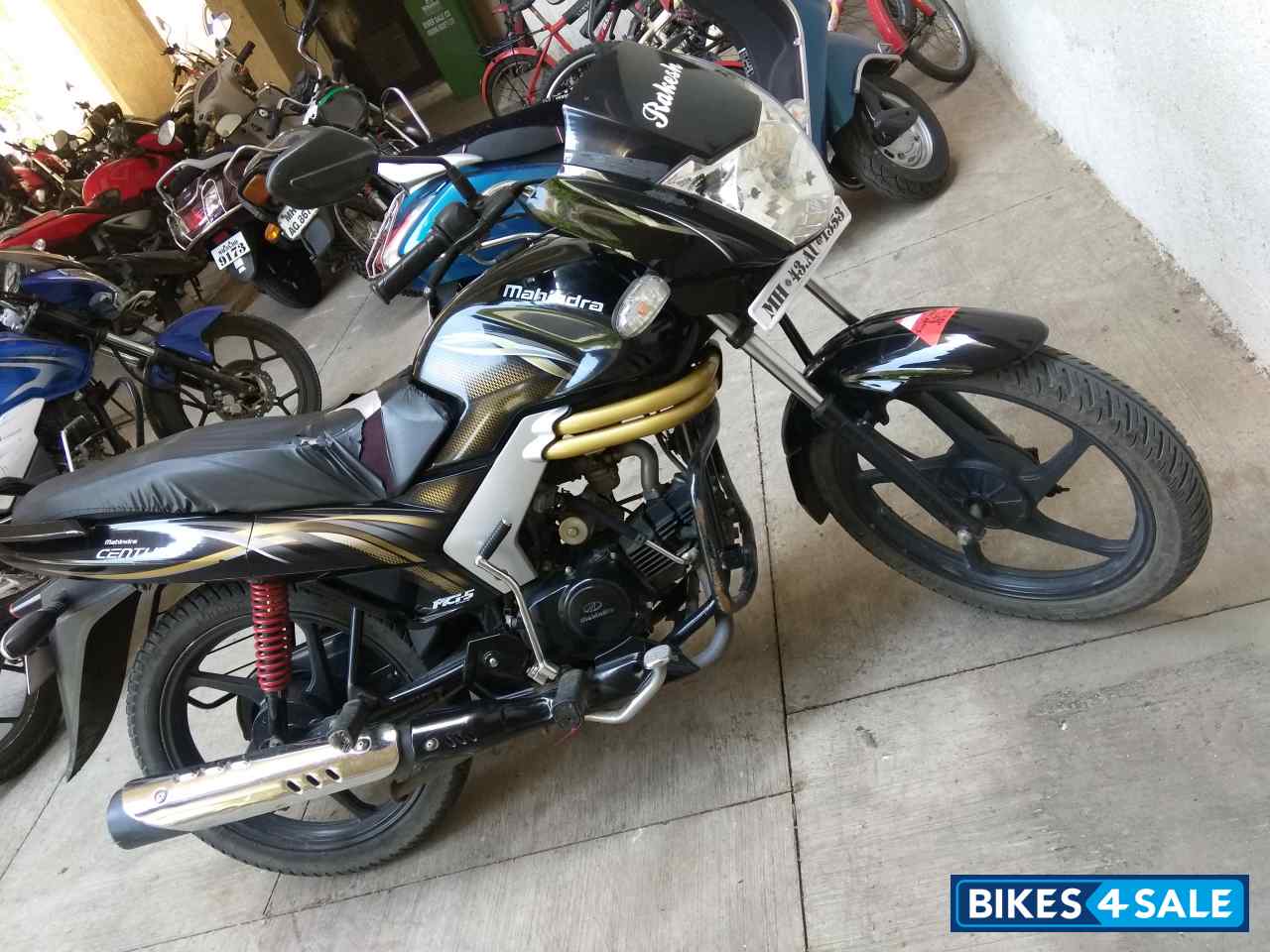 Black Mahindra Centuro O1