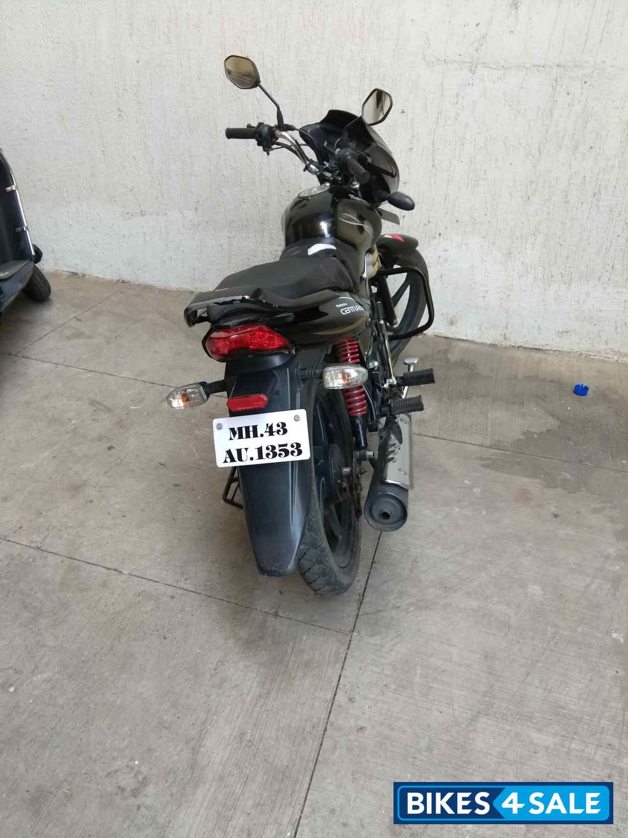 Black Mahindra Centuro O1