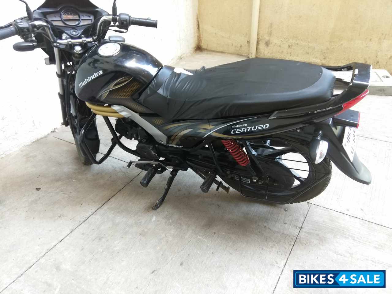 Black Mahindra Centuro O1