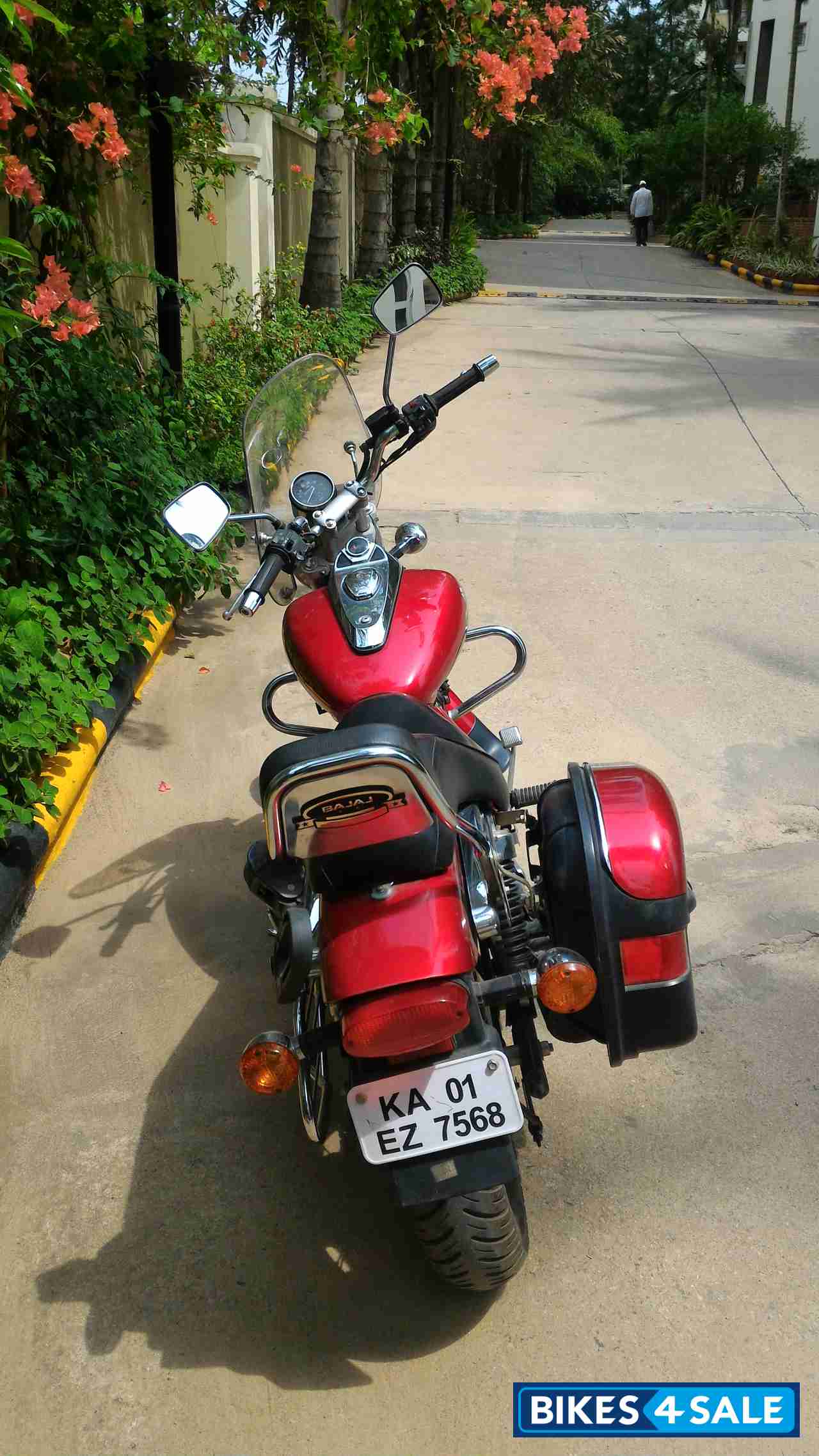 Red Bajaj Avenger 220 DTS-i