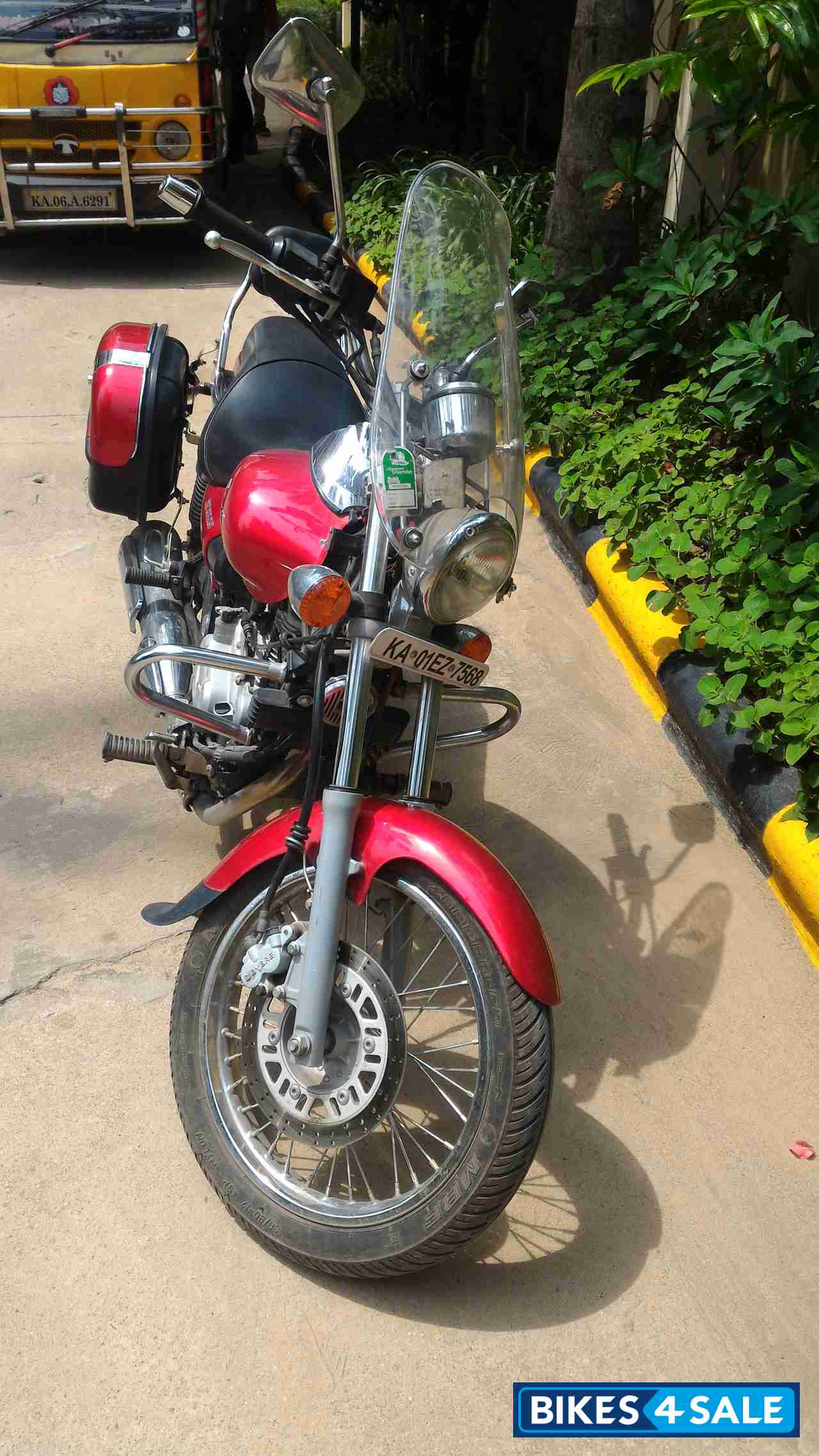 Red Bajaj Avenger 220 DTS-i Red Bajaj Avenger 220 DTS-i