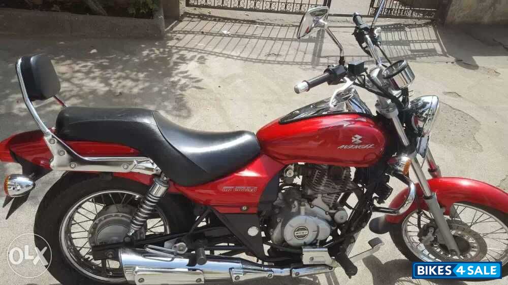 Red Bajaj Avenger 220 DTS-i
