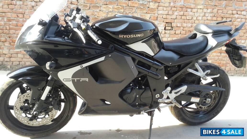 Black Hyosung GT650R Black Hyosung GT650R