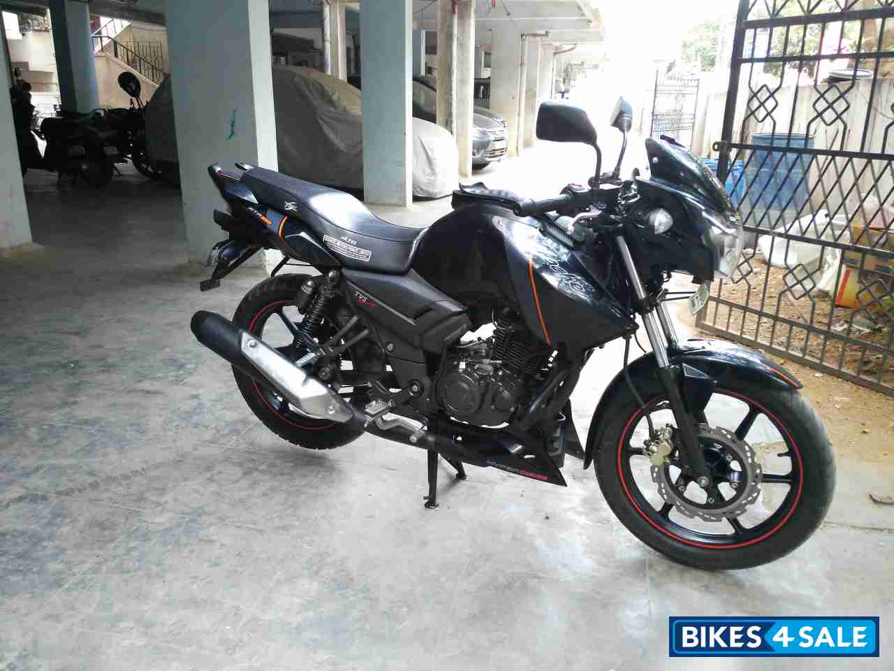 Black TVS Apache RTR 160