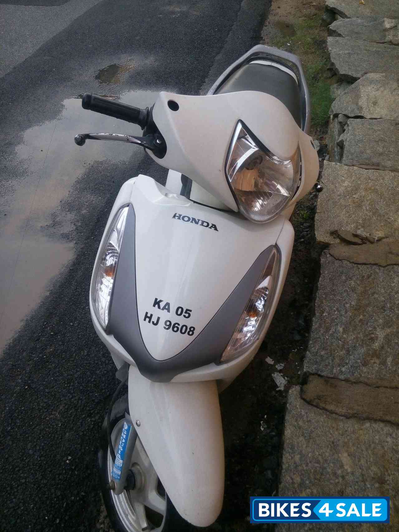 White Honda Aviator