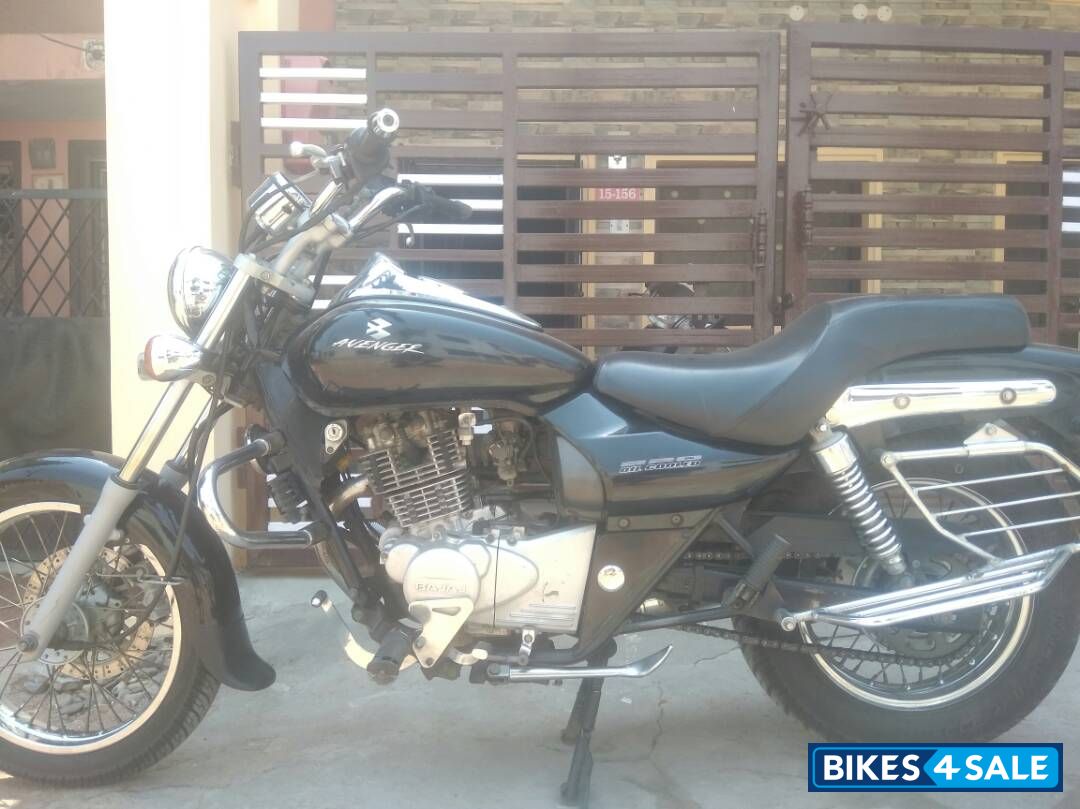 Black Bajaj Avenger 220 DTS-i