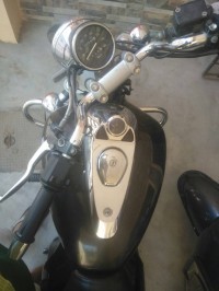 Black Bajaj Avenger 220 DTS-i