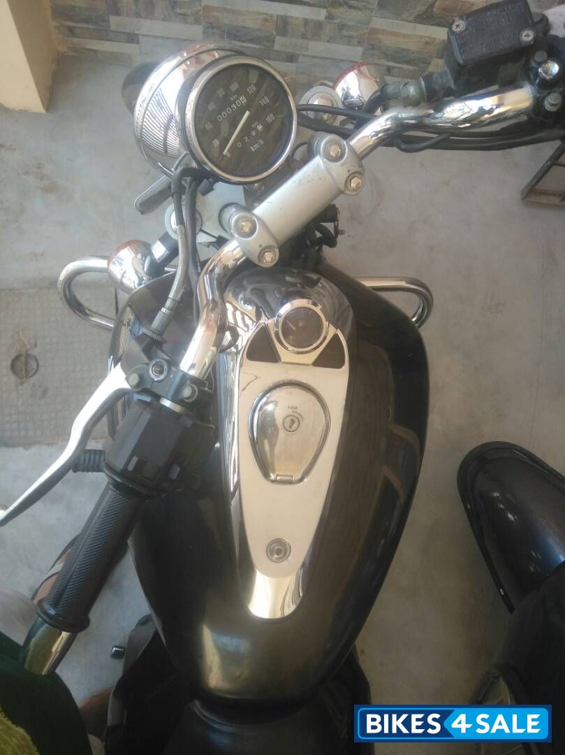 Black Bajaj Avenger 220 DTS-i