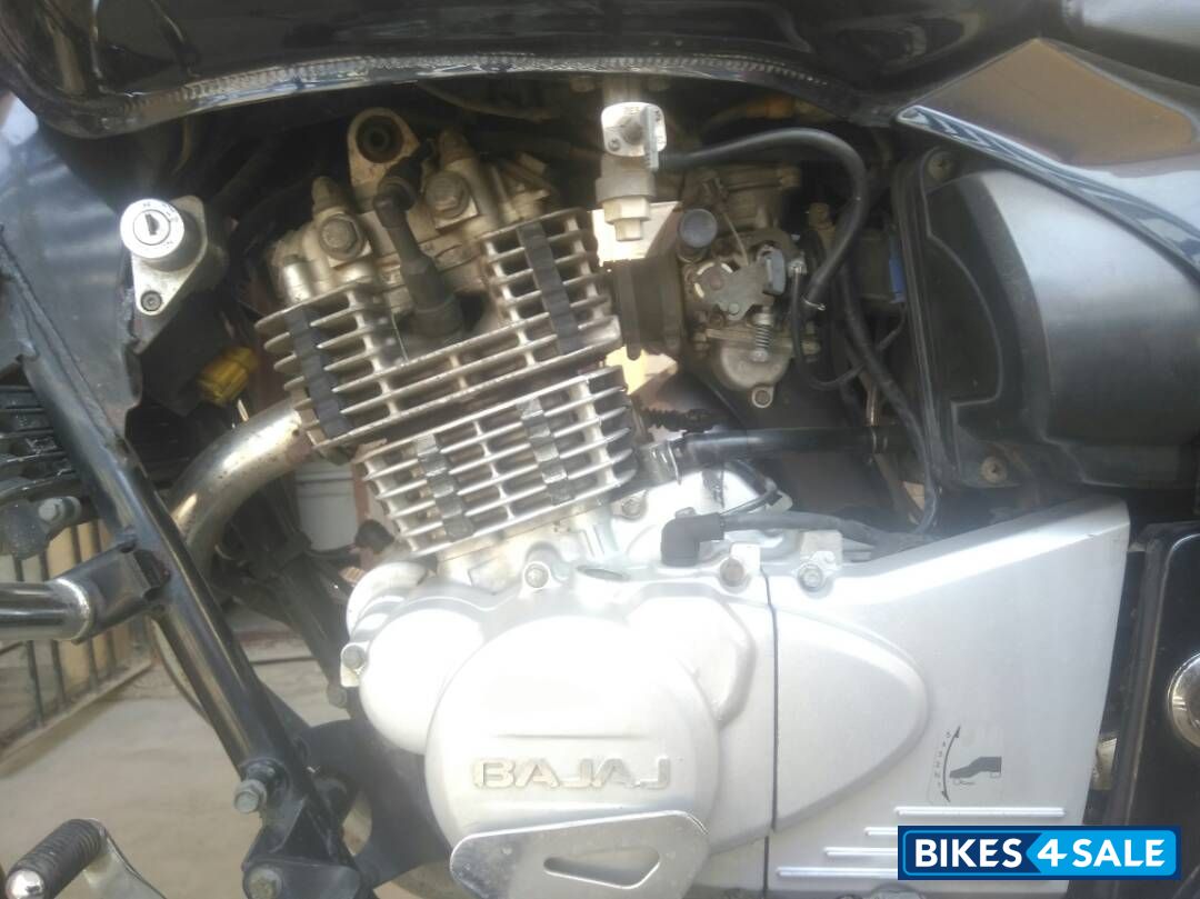 Black Bajaj Avenger 220 DTS-i