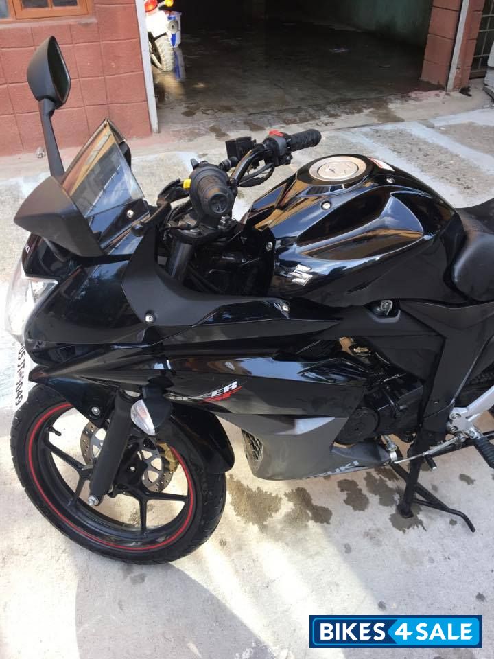Black Suzuki Gixxer SF Black Suzuki Gixxer SF