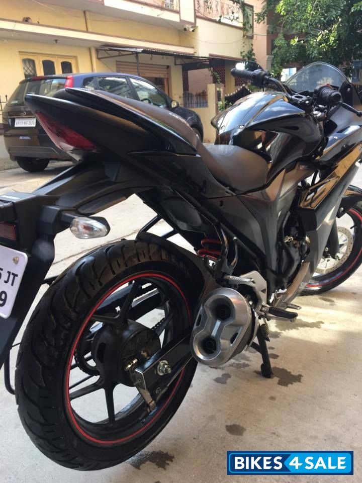 Black Suzuki Gixxer SF Black Suzuki Gixxer SF