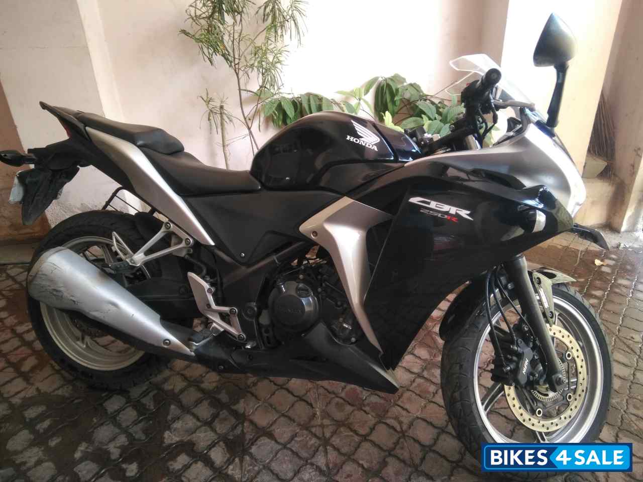 Black Honda CBR 250R