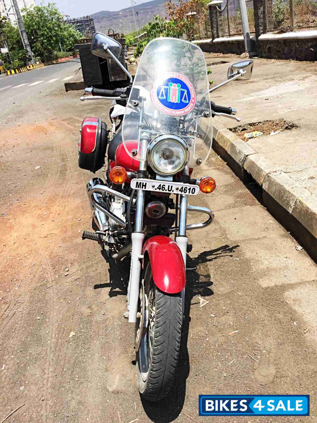 Red Bajaj Avenger 220 DTS-i