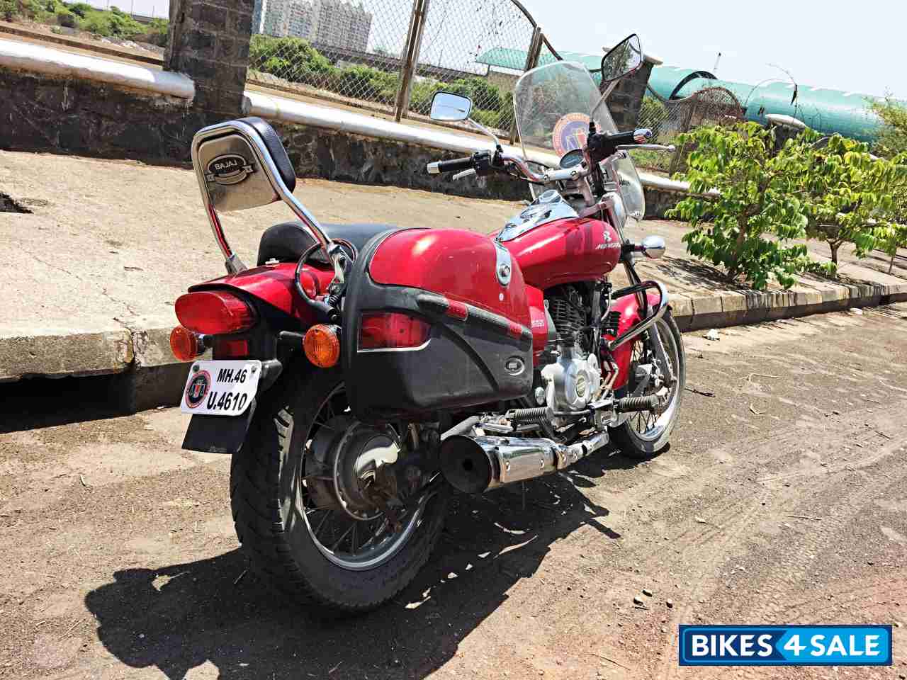 Red Bajaj Avenger 220 DTS-i