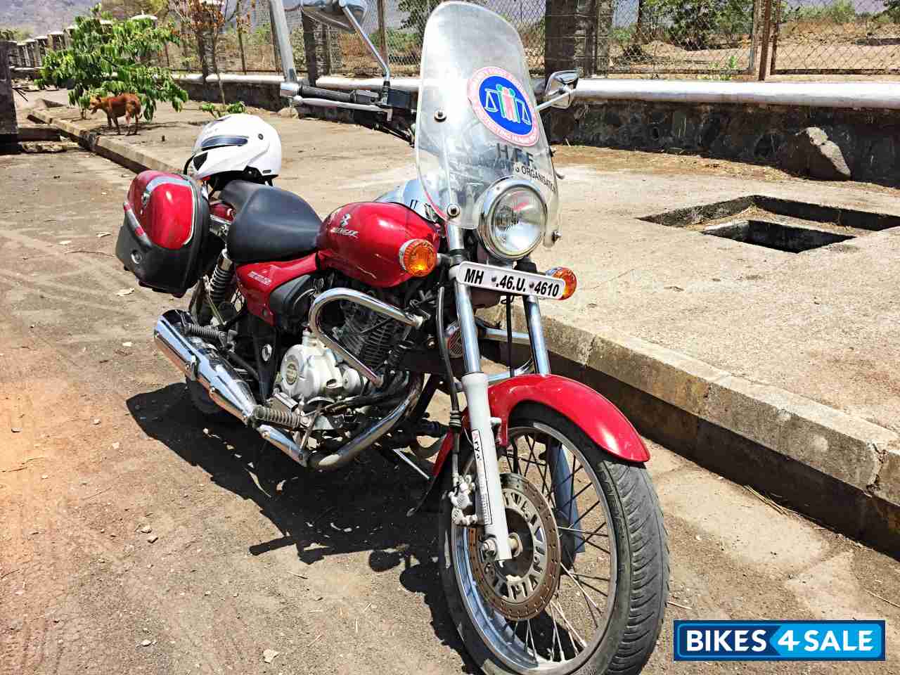 Red Bajaj Avenger 220 DTS-i