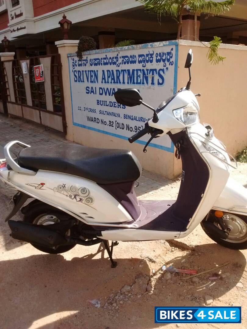 White Honda Activa i