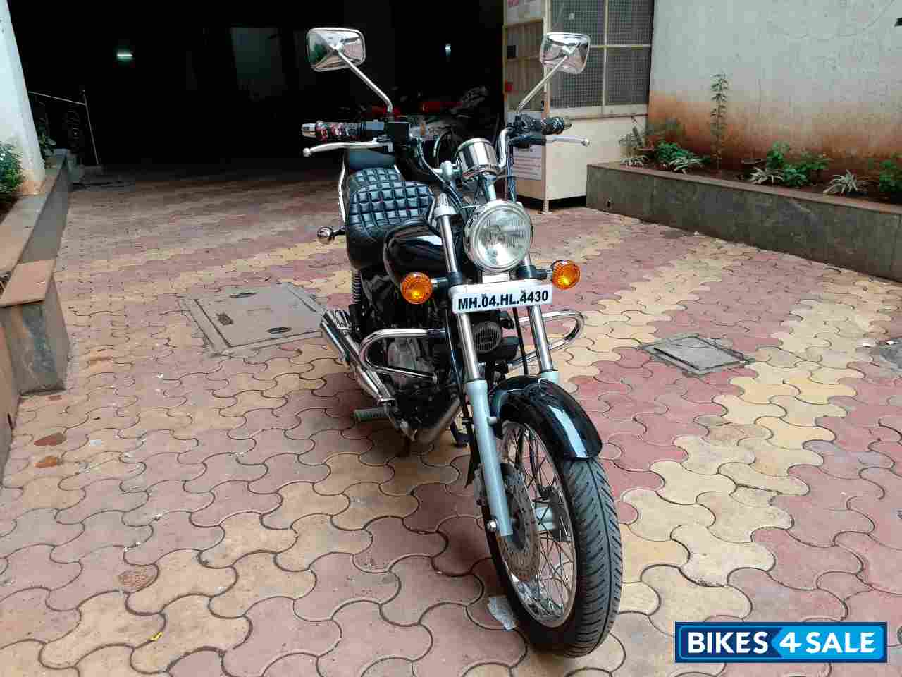 Black Bajaj Avenger 220 DTS-i