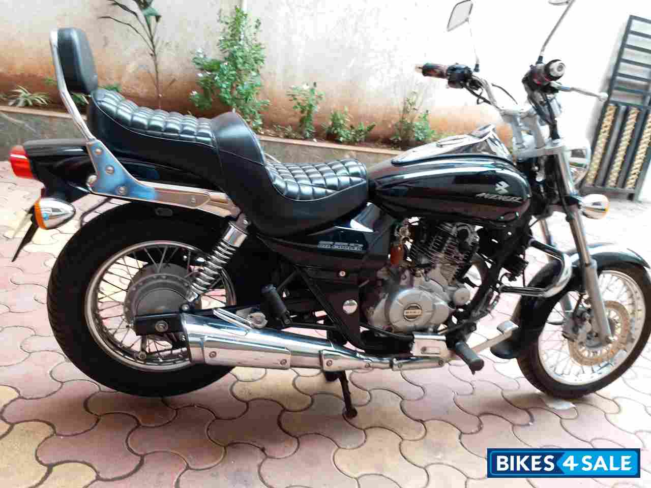 Black Bajaj Avenger 220 DTS-i