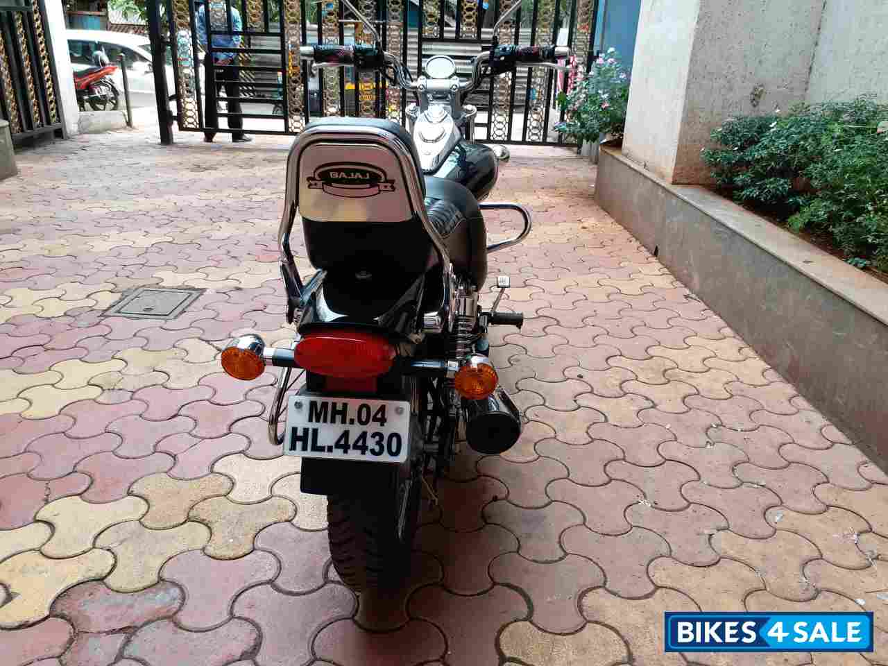 Black Bajaj Avenger 220 DTS-i
