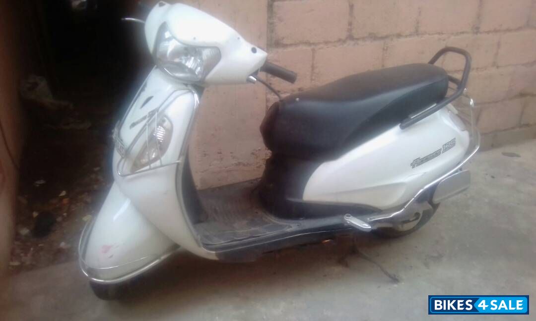 White Suzuki Access 125