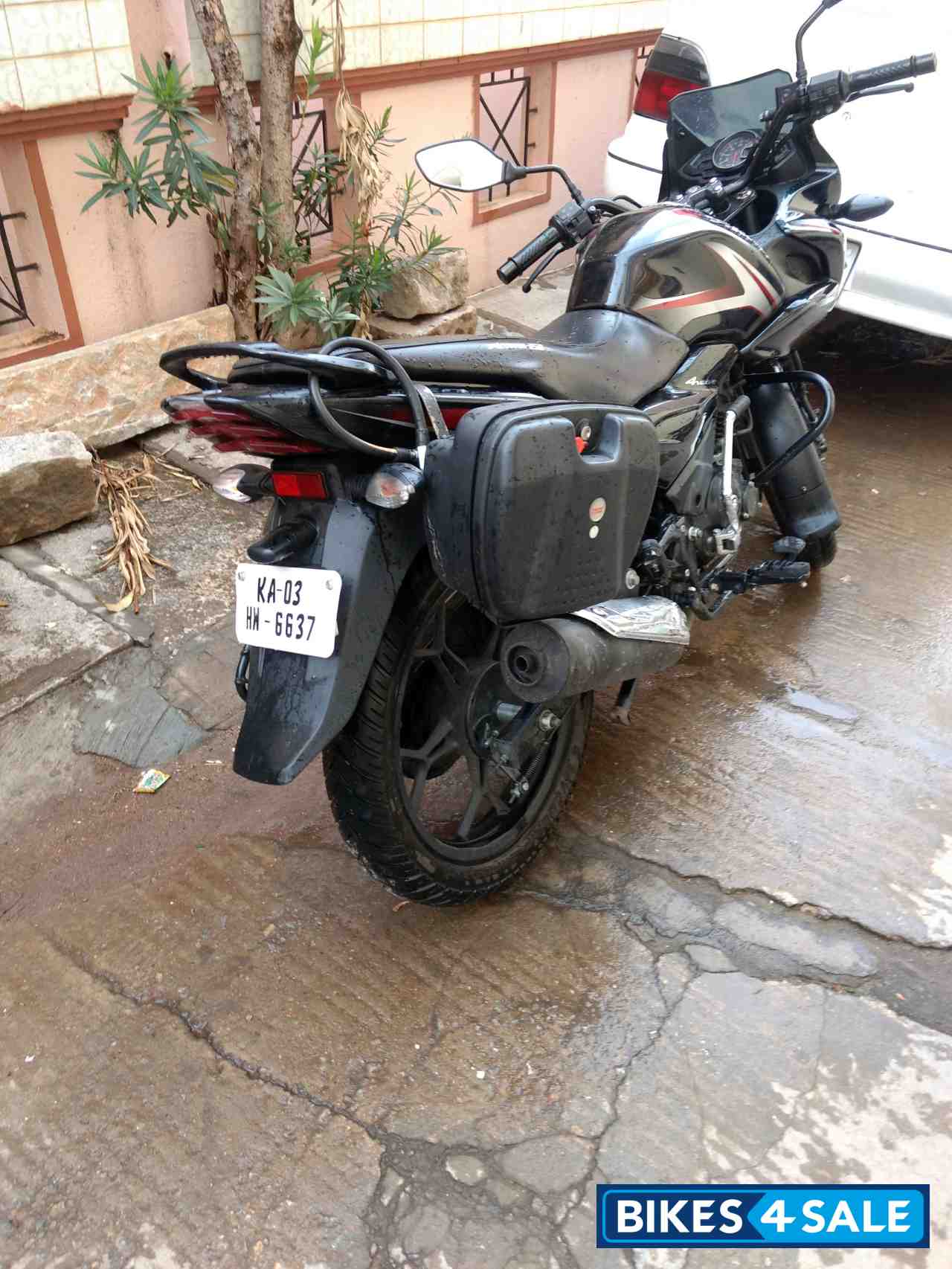 Black Bajaj Discover 150 F