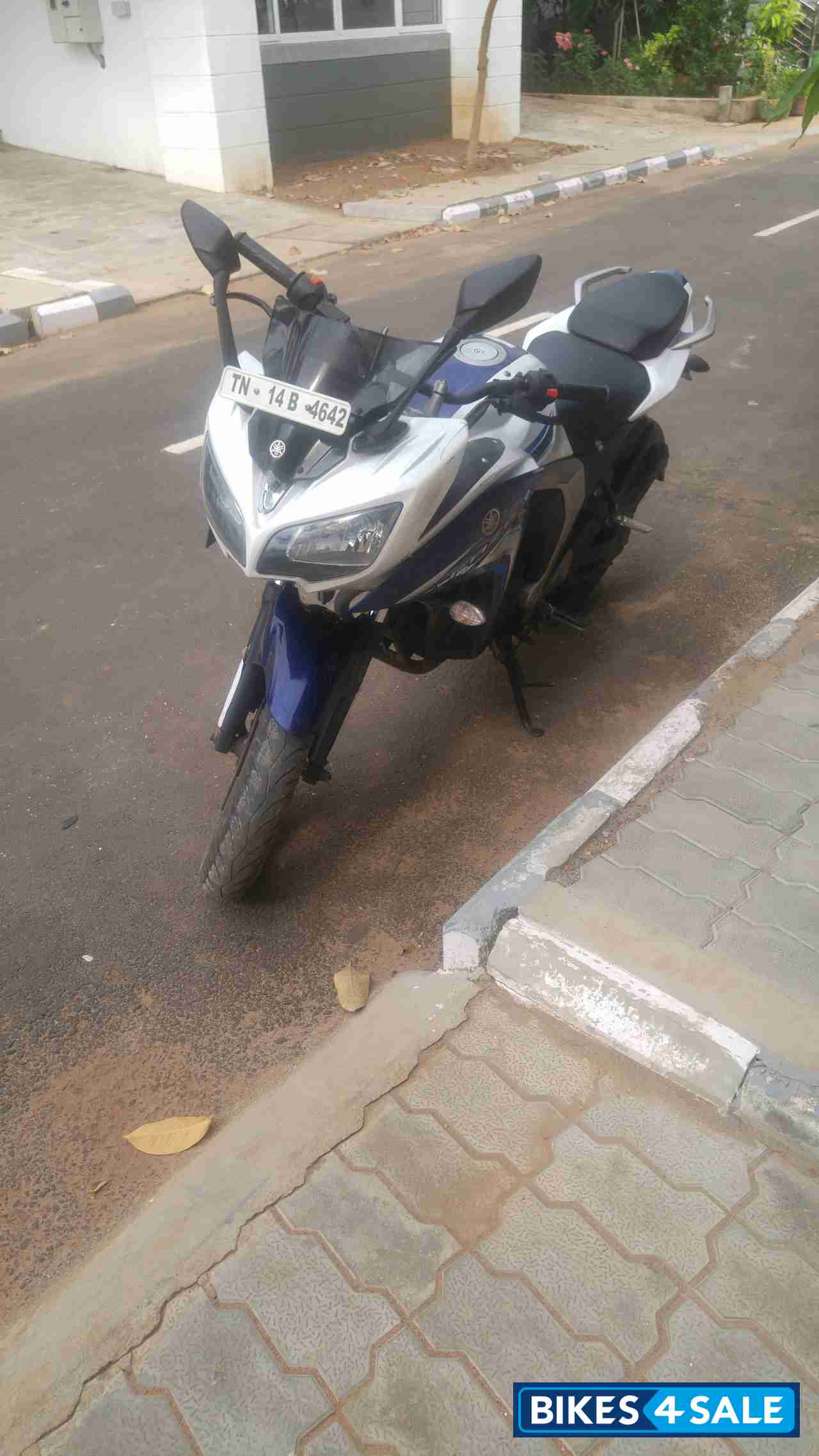White And Blue Yamaha Fazer FI V2