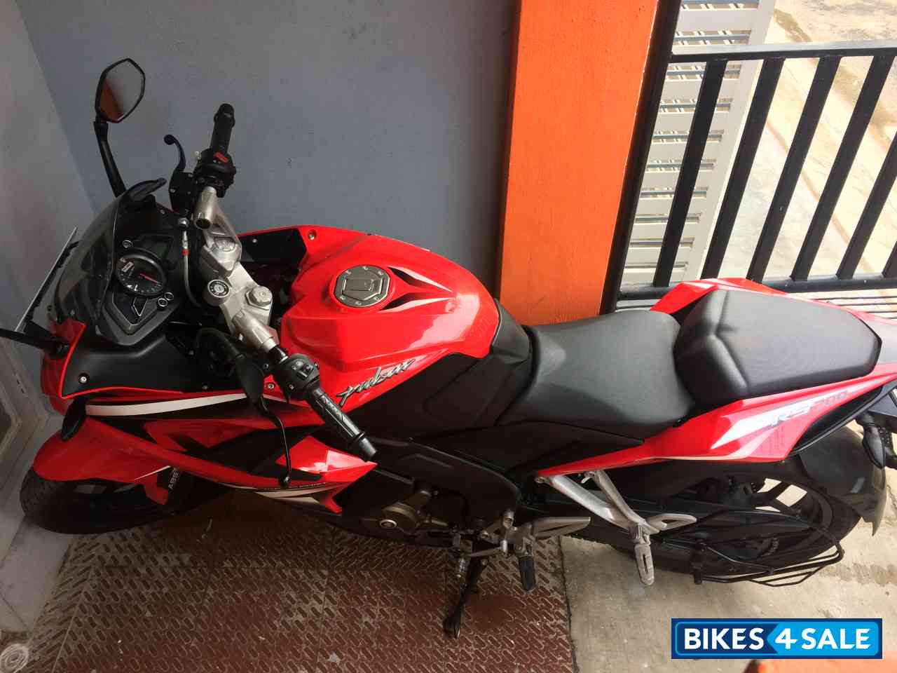 Red- Abs Bajaj Pulsar RS200 ABS MODEL
