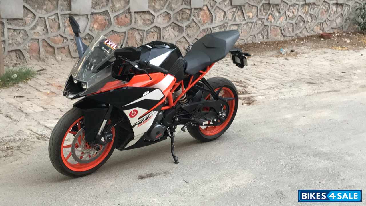 Black KTM RC 390