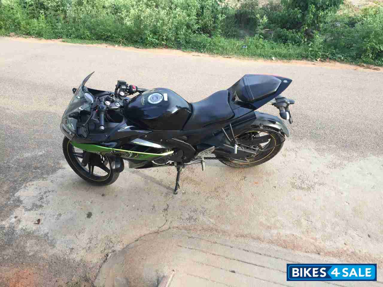 Thunder Green Yamaha YZF R15 V2