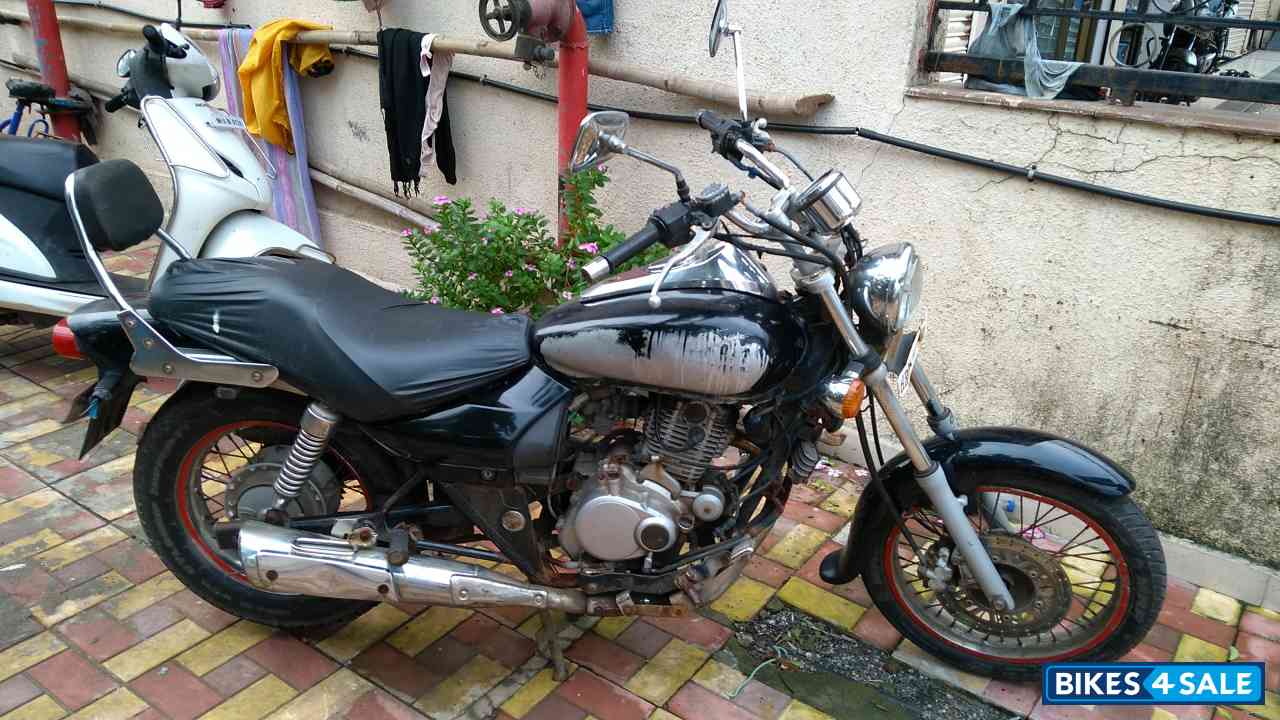 Black Bajaj Avenger 200 DTS-i