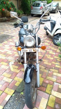 Black Bajaj Avenger 200 DTS-i
