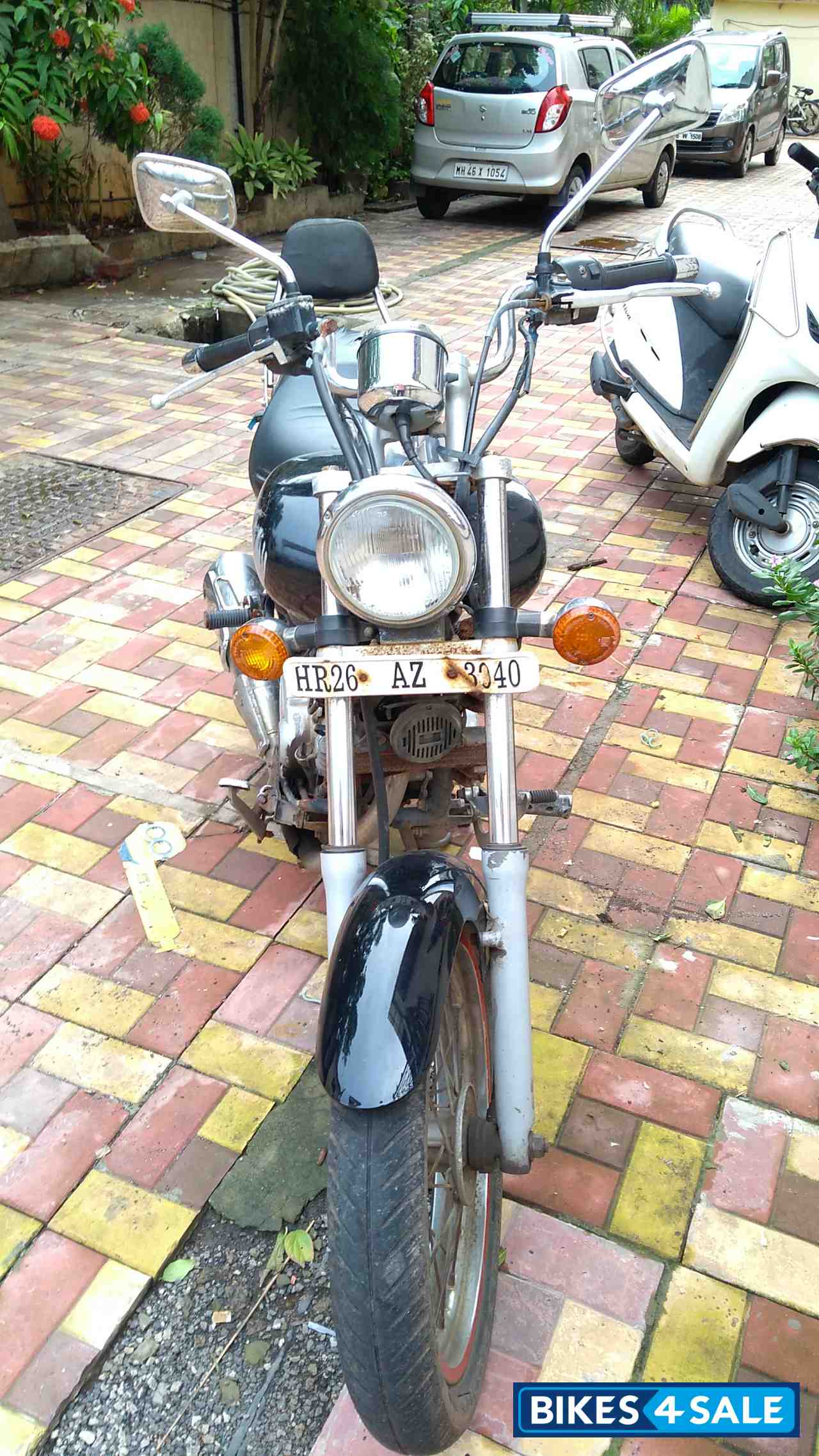 Black Bajaj Avenger 200 DTS-i