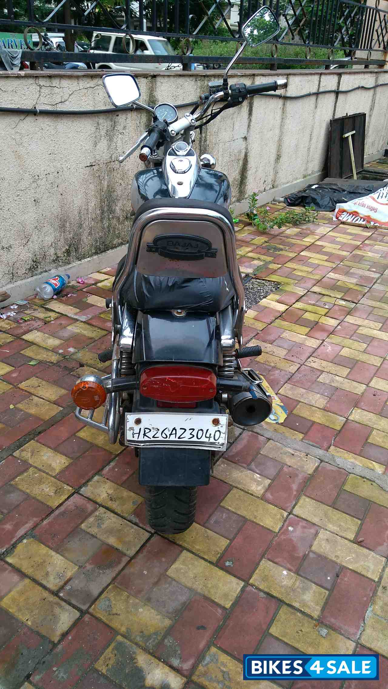 Black Bajaj Avenger 200 DTS-i