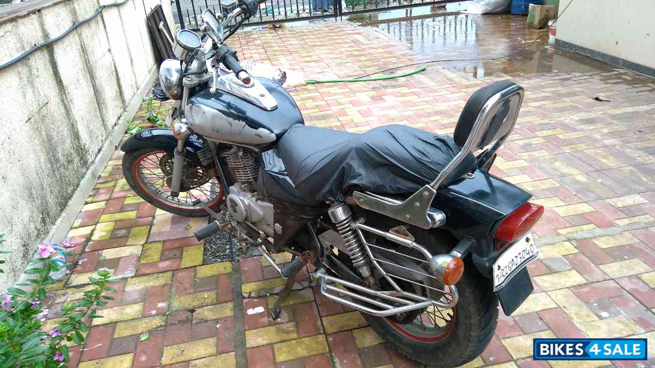 Black Bajaj Avenger 200 DTS-i