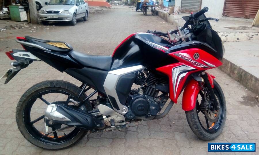 Red Yamaha Fazer FI V2