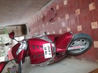 Red Mahindra Gusto 125