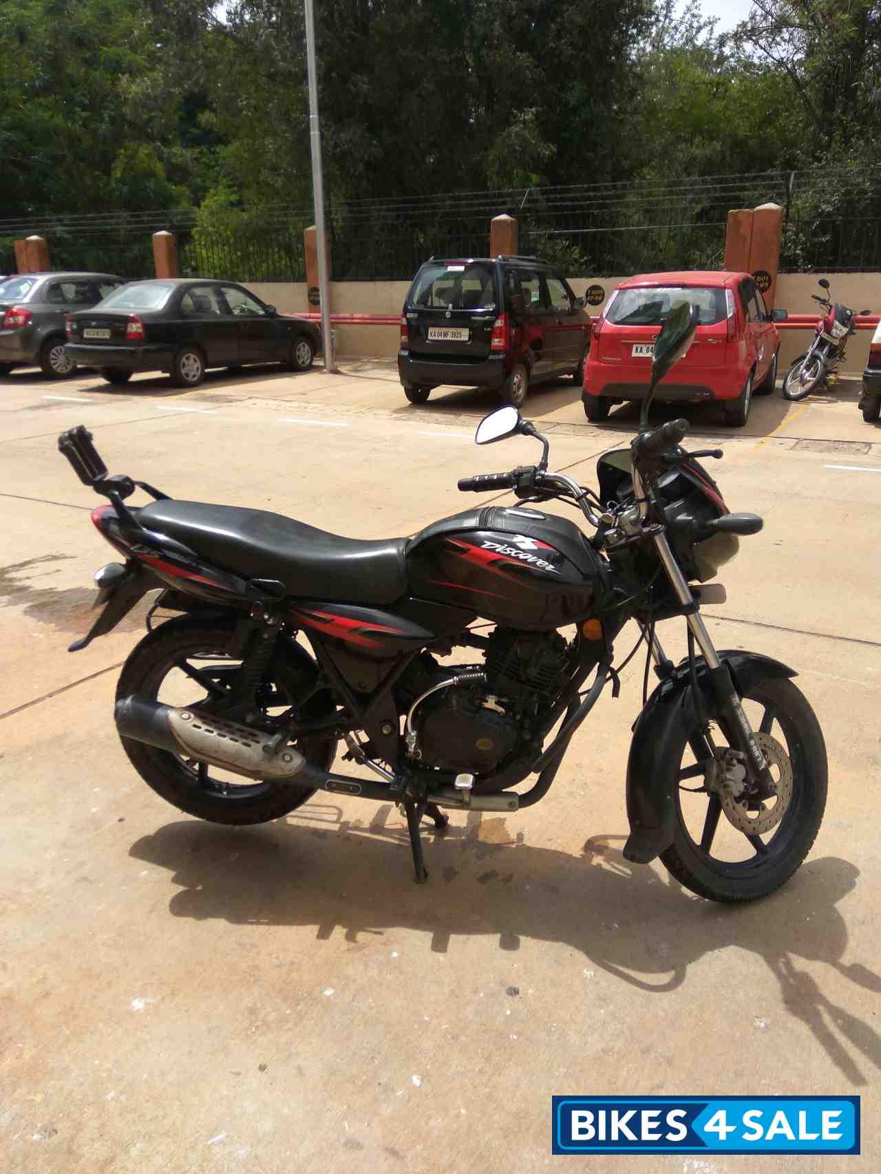 Black Bajaj Discover DTSi 135