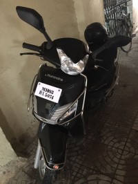 Black Mahindra Gusto 125