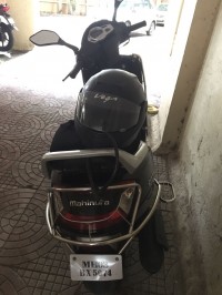 Black Mahindra Gusto 125
