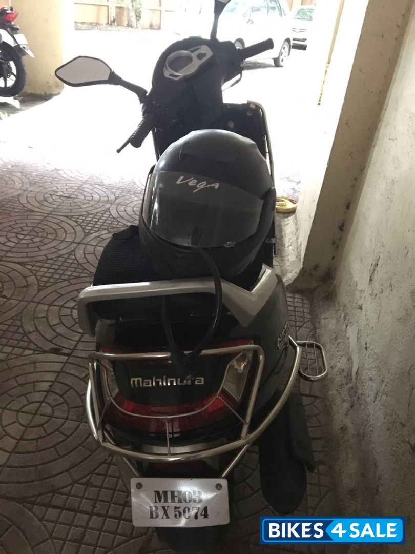 Black Mahindra Gusto 125